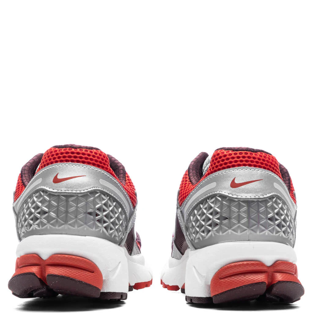 Women's Zoom Vomero 5 - Mystic Red/Mystic Red/Metallic Platinum - Image 4